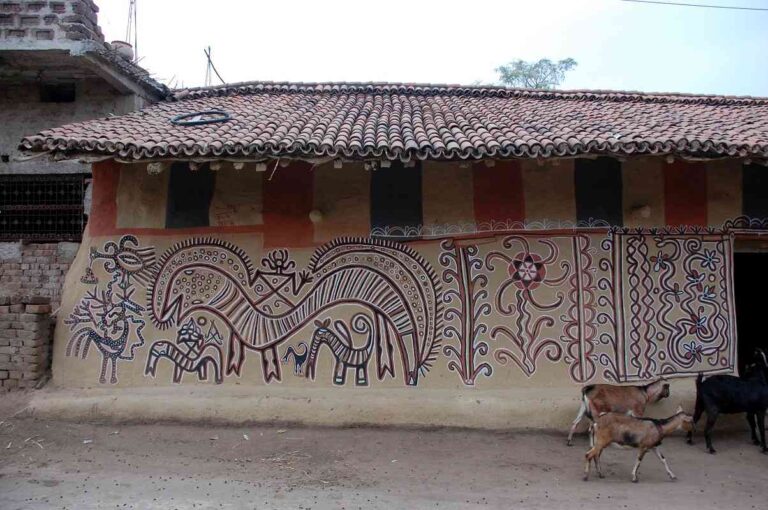 Sohrai folk/tribal Painting on Wall, Source: maatighar.com