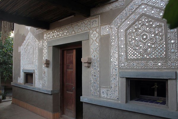 Traditional Lippan Work on wall, Source: Design Nonstop Blog